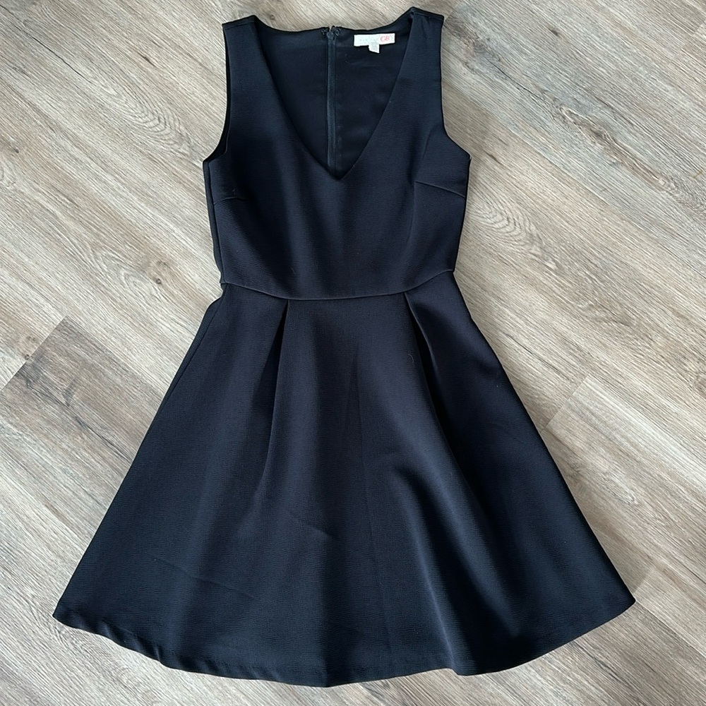 Black V-Neck Gianni Bini Dress Full Skirt